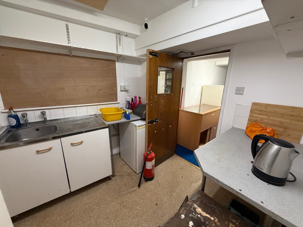 Lot: 37 - COMMERCIAL PROPERTY WITH SELF-CONTAINED SPLIT LEVEL FLAT ABOVE - Shop kitchen area
